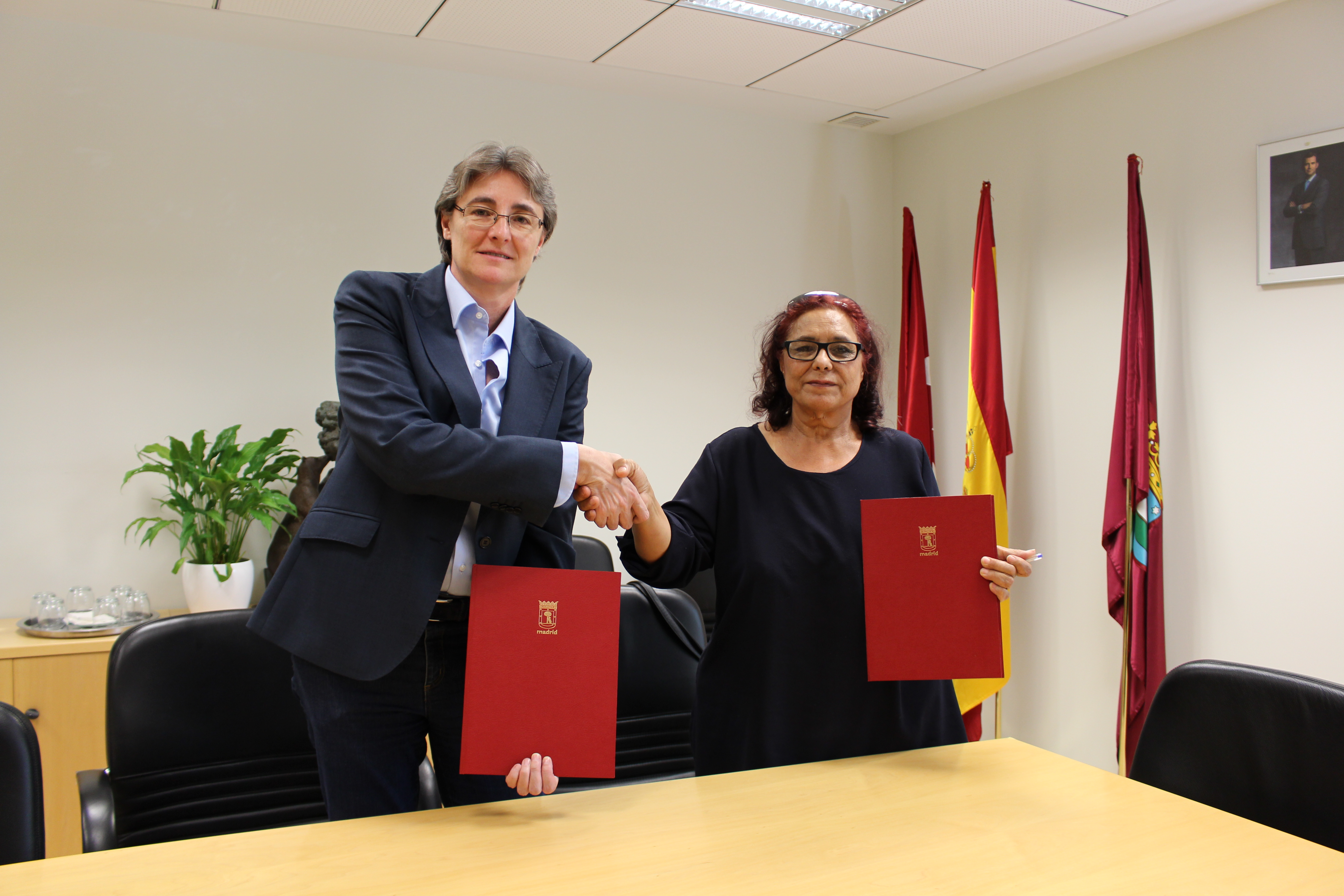 Marta Higueras y Rosalía Vázquez Barrul durante la firma del convenio de colaboración 